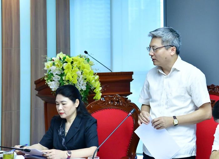 Vụ trưởng Vụ Tổng hợp Hoàng Văn Lương báo cáo tại cuộc họp