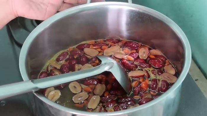 Khi sốt không nên uống trà táo đỏ kỷ tử. Ảnh minh họa.