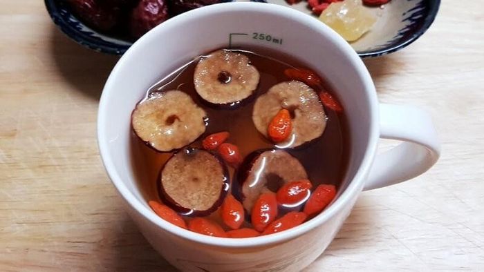 Nếu bạn thường xuyên bị nhiệt miệng, nổi mụn, táo bón hoặc cảm thấy người hay bứt rứt, việc uống trà táo đỏ kỷ tử có thể khiến tình trạng trở nên nặng hơn