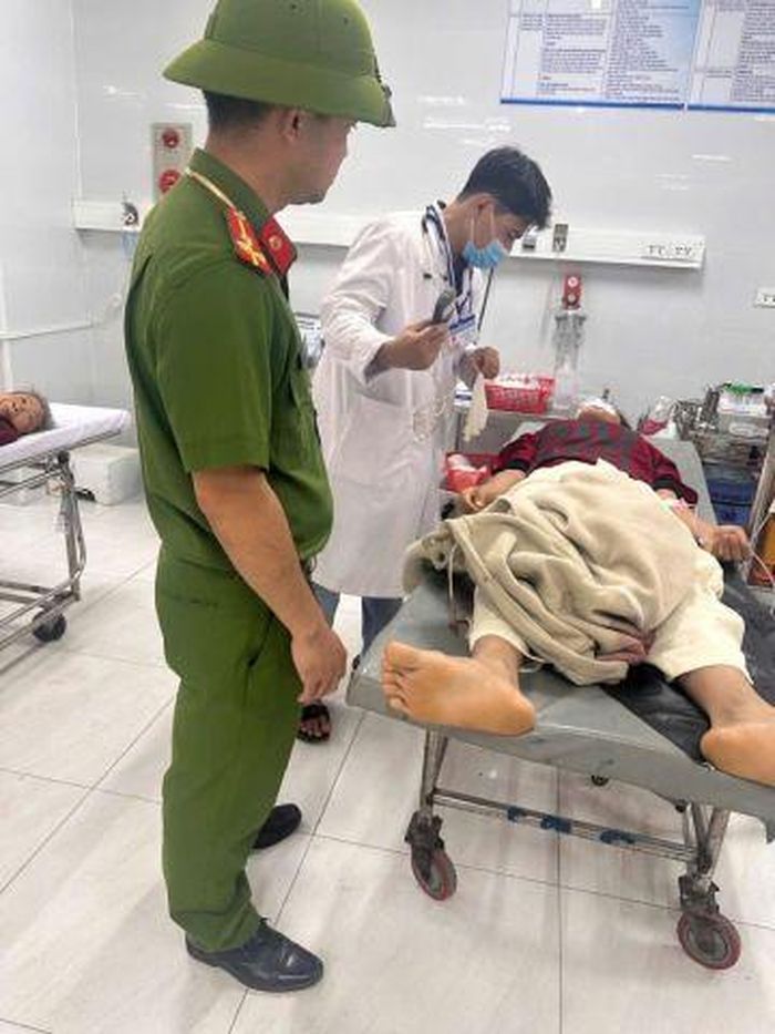 Cán bộ Trương Văn Đức và Đinh Hải Tuấn kịp thời hỗ trợ, đưa nữ thanh niên bị thương bên đường đến cơ sở y tế cấp cứu.