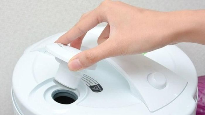 Lỗ thoát hơi cũng cần được vệ sinh thường xuyên.