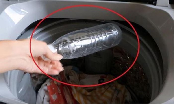 Chai nhựa sẽ giúp gỡ rối quần áo trong máy giặt