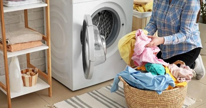 Cần phân loại quần áo trước khi giặt.