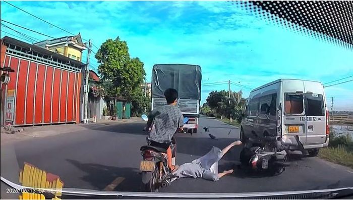 Người phụ nữ bị xe máy đi phía sau cán qua. Sau đó, nạn nhân tiếp tục bị cuốn vào gầm xe ô tô.