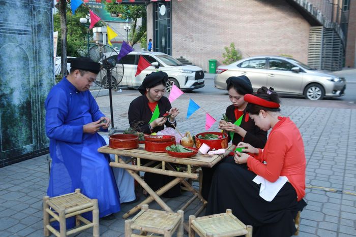 Nghệ nhân hướng dẫn các bạn trẻ têm trầu cánh phượng tại không gian “Trạm Ký Ức Xưa”. (Ảnh: BTC)