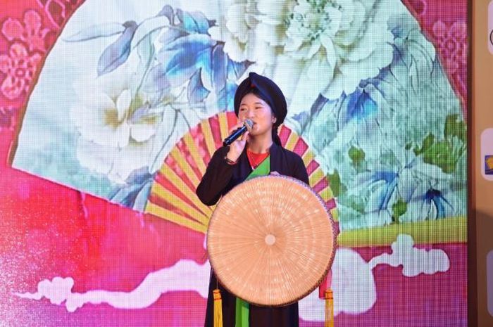 NSND Thúy Hường biểu diễn Quan họ tại sân khấu “Trạm Kinh Bắc”. (Ảnh: BTC)
