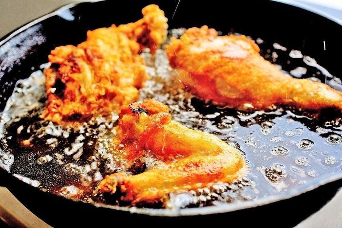 Các món ăn chiên ngập dầu luôn hấp dẫn nhưng cũng là nguồn cung cấp lượng calo rất lớn. Ảnh minh họa