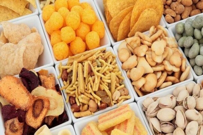 Bim bim, đồ ăn vặt thường có hàm lượng muối, chất béo và năng lượng cao. Ảnh minh họa