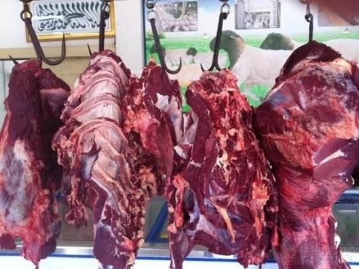 Một ưu điểm khác của việc treo thịt bò là giúp nước trong thịt có thể thoát ra tự nhiên. Ảnh minh họa.