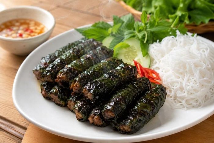 Một bí quyết nhỏ là khi chả gần chín, có thể hạ nhỏ lửa và rán thêm chút nữa để lá giữ được màu xanh sẫm đẹp mắt mà không bị đen. Ảnh minh họa.