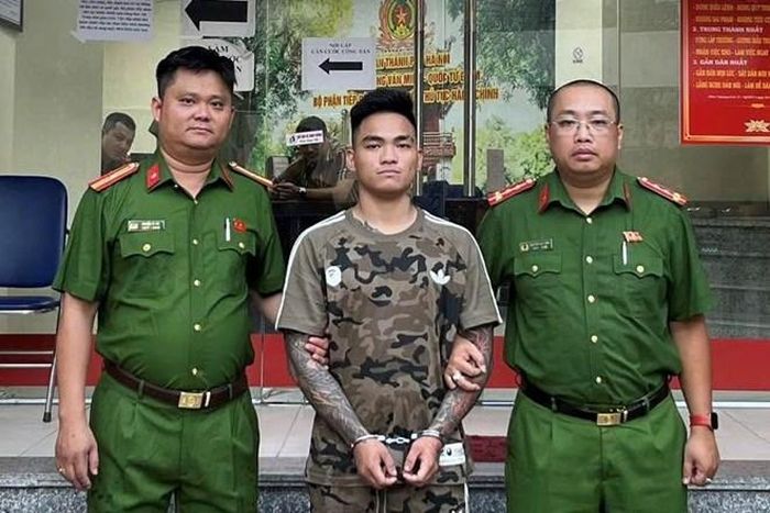 Nguyễn Tiến Lộc cầm điều cày đánh người ở quán bia 138 Lê Duẩn (phường Văn Miếu - Quốc Tử Giám, Hà Nội). Ảnh: Công an Hà Nội