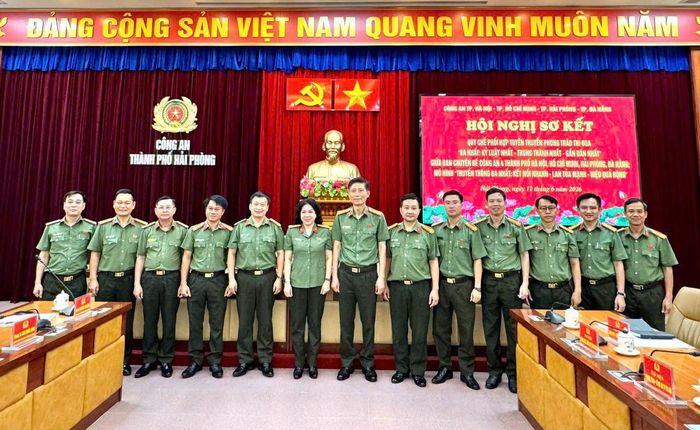 Các đại biểu chụp hình lưu niệm tại hội nghị 