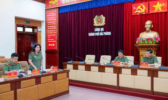 Các đại biểu tham dự hội nghị phát biểu tham luận