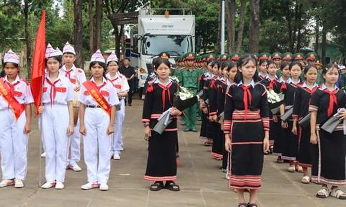 Các em học sinh đến viếng các Anh hùng liệt sĩ.