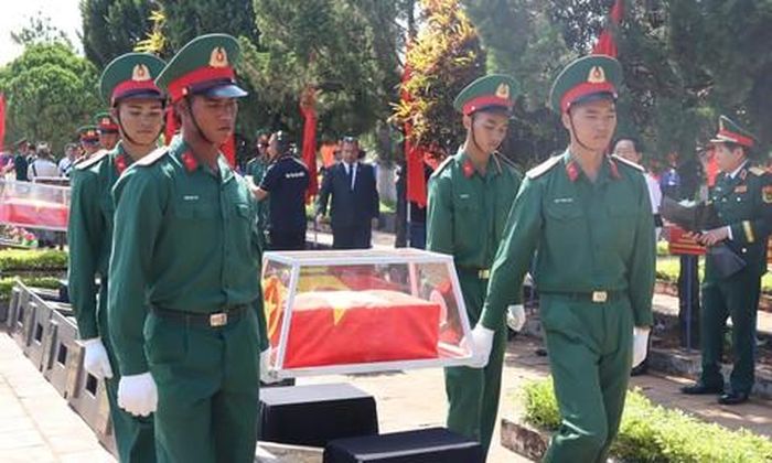 Các hài cốt liệt sĩ được đưa đến nơi an táng.