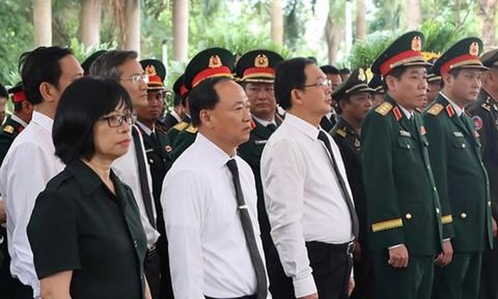 Các đại biểu Trung ương và tỉnh Gia Lai dự lễ truy điệu.