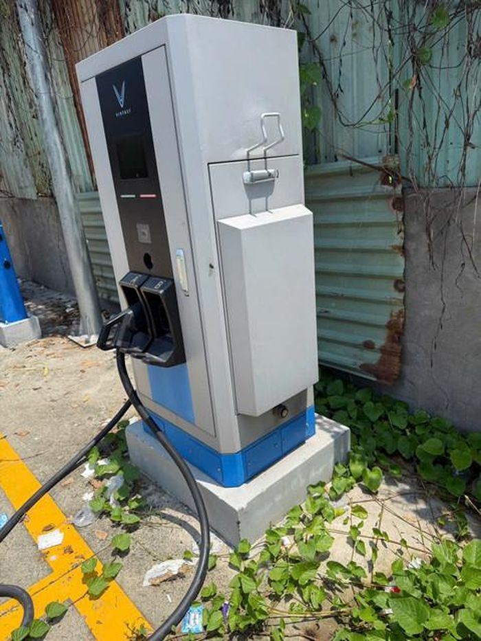Các thiết bị sạc xe điện bị cắt trộm dây tại phường Long Trường