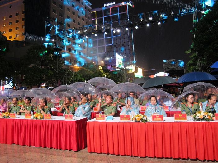 Đại biểu và khách mời tham dự chương trình.