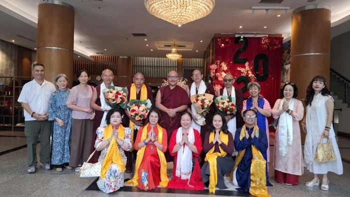 Phật tử chào đón Tôn sư Siling Tongkhor Rinpoche XIV tại sân bay quốc tế Nội Bài. 