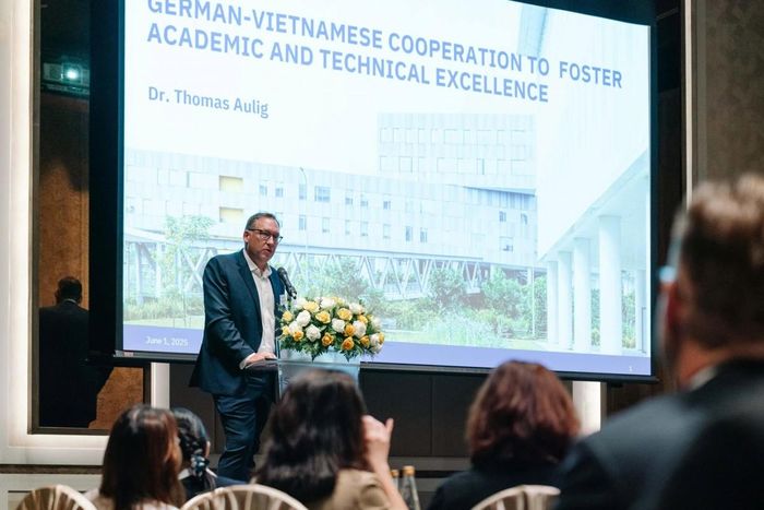 TS. Thomas Aulig, Phó Hiệu trưởng Trường Đại học Việt Đức (VGU) chia sẻ tại hội thảo.