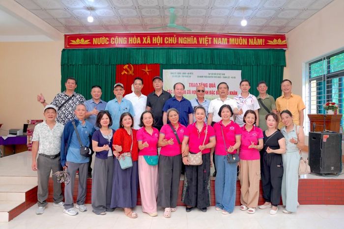 Đại diện Tạp chí Hữu cơ Việt Nam, Nhóm Thiện nguyện Triều Khúc và lãnh đạo xã Sơn Lâm chụp ảnh lưu niệm.