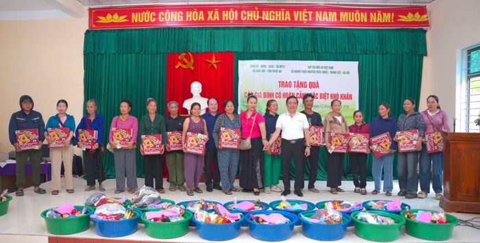 Nhà báo Đỗ Ngọc Thi, ông Trần Đình Tâm và bà bà Trần Bích Niên trao quà tới các hộ dân có hoàn cảnh khó khăn.