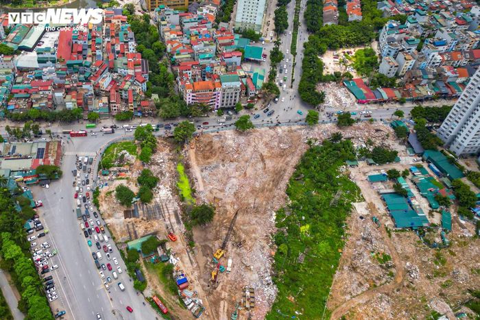 Theo ghi nhận tại công trường ngày 11/6, nhiều công trình, nhà xưởng nằm trong phạm vi xây dựng nút giao đã được tháo dỡ. 