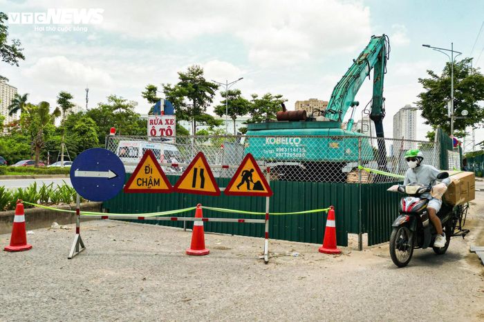 Anh Nguyễn Đức Thành, sống tại khu vực Hà Đông, cho biết nhiều năm qua người dân luôn mong dự án sớm được triển khai trở lại. "Trước kia đi qua đây, lúc nào cũng thấy công trình dang dở, nhiều hạng mục bỏ không. Bây giờ thấy máy móc hoạt động trở lại, người dân rất kỳ vọng dự án sẽ được hoàn thành đúng tiến độ để giảm ùn tắc cho khu vực", anh Thành nói.