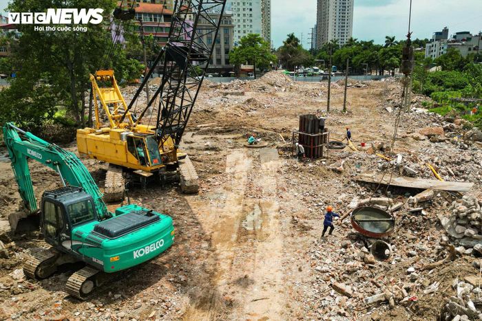 Tại nhiều vị trí, máy xúc và các phương tiện chuyên dụng được huy động để phá dỡ các hạng mục còn sót lại, thu dọn vật liệu, san gạt mặt bằng phục vụ thi công.
