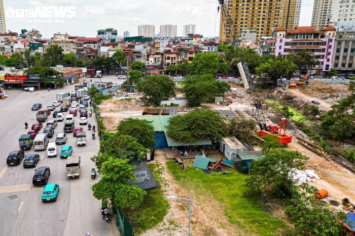 Các hạng mục mới được triển khai sát mép tuyến đường hiện hữu trong khi hoạt động lưu thông của người dân vẫn diễn ra bình thường. Việc vừa thi công vừa duy trì giao thông giúp hạn chế ảnh hưởng tới việc đi lại của người dân.