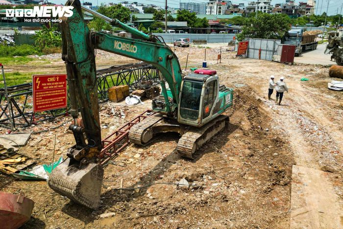 Để bảo đảm an toàn trong quá trình thi công, đơn vị thực hiện dự án đã quây tôn khu vực công trường và tổ chức phân luồng giao thông trên tuyến Phạm Tu.