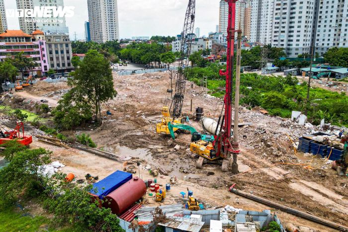 Máy khoan cọc nhồi cùng nhiều thiết bị chuyên dụng đã được đưa tới công trường để triển khai những phần việc đầu tiên. Công nhân cùng máy móc làm việc liên tục nhằm đáp ứng yêu cầu tiến độ.