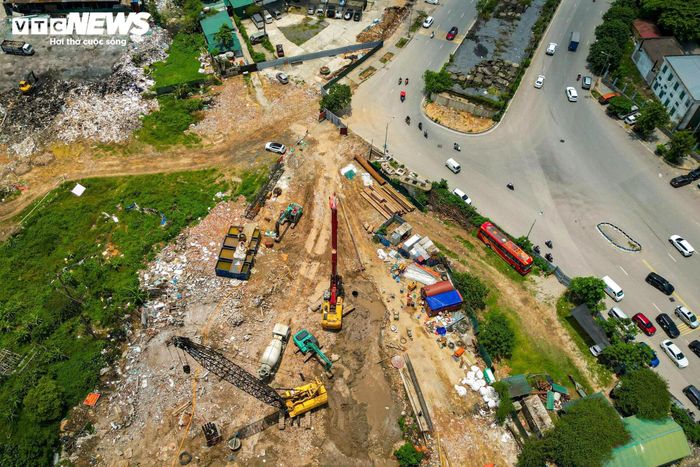 Những khu đất từng bị che khuất bởi các công trình dân sinh nay dần lộ diện, tạo điều kiện để đơn vị thi công triển khai đồng bộ các hạng mục còn lại.