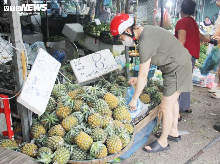 Giá dứa tại nhiều nơi ở Hà Nội lên đến 10.000 đồng mỗi quả. (Ảnh: Phạm Duy).