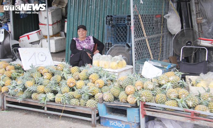 Giá dứa tại chợ đầu mối ở Hà Nội vẫn cao. (Ảnh: Phạm Duy).