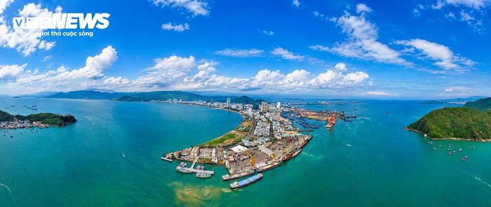 Đồng thời là trung tâm thương mại và dịch vụ chất lượng cao; Hệ thống logistics và công nghiệp công nghệ cao gắn liền với cảng biển; Du lịch sinh thái và du lịch biển bền vững.