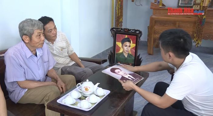 Điều khiến anh hạnh phúc nhất là phản ứng của thân nhân liệt sỹ khi nhận lại ảnh. (Ảnh: Báo Thanh Hóa)