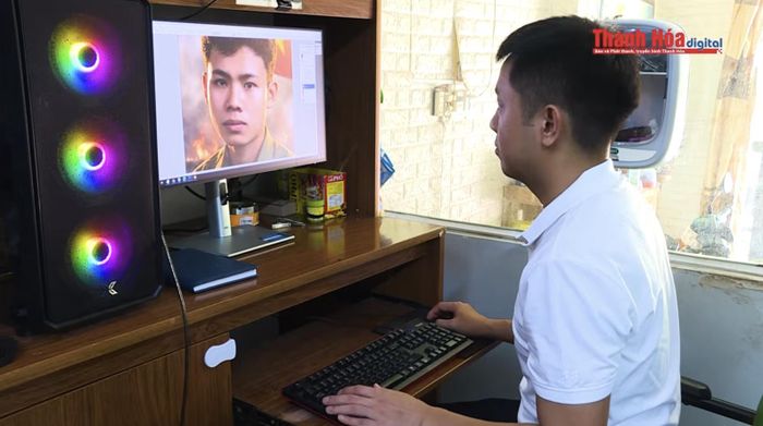 Để phục dựng, anh phải phóng to từng chi tiết nhỏ, dò lại từng đường nét khuôn mặt. (Ảnh: Báo Thanh Hóa)