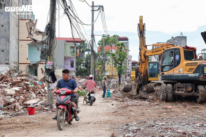 Dù nhiều khu vực vẫn còn ngổn ngang vật liệu sau phá dỡ, mặt bằng cơ bản đã được thông tuyến, người dân có thể lưu thông tạm thời trên phần đường đang dần hình thành.