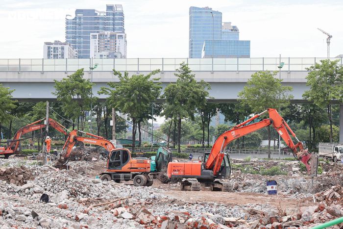 Tại công trường, nhiều máy móc, thiết bị được huy động để phá dỡ công trình, giải tỏa mặt bằng, bàn giao cho đơn vị thi công triển khai dự án.