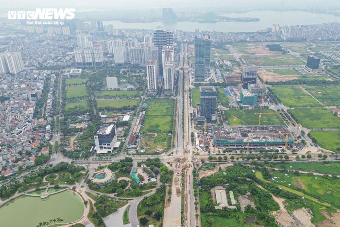 Tuy nhiên, đoạn tuyến dài khoảng 3,2km từ đường Phạm Văn Đồng (Vành đai 3) đến đường Văn Tiến Dũng nhiều năm qua chưa thể triển khai theo kế hoạch do vướng mắc về giải phóng mặt bằng.