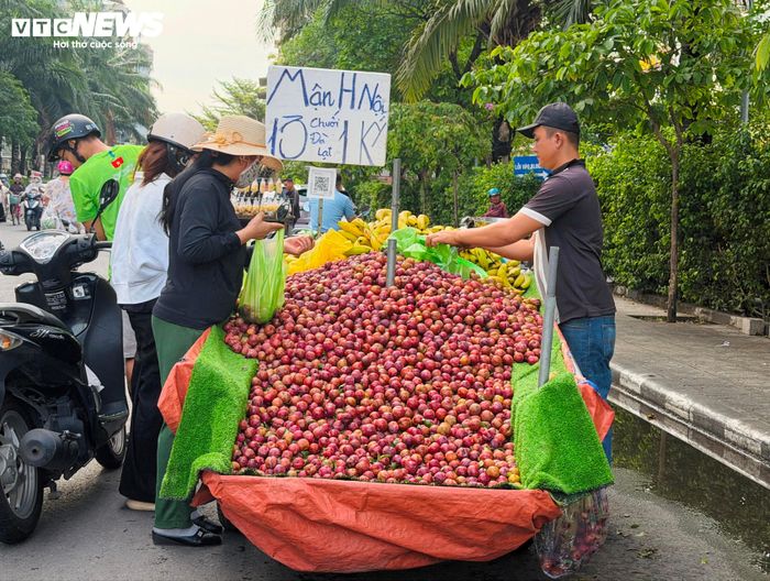 Nhiều loại trái cây đặc sản như mận hậu, vải thiều được bán với mức giá mềm hơn những năm trước.