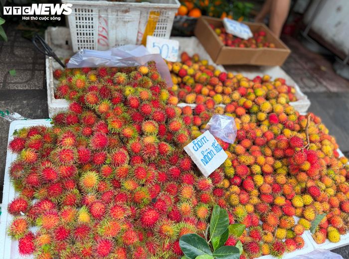 Nguồn cung tăng mạnh trong khi thị trường tiêu thụ chậm khiến giá nhiều loại trái cây tiếp tục ở mức thấp.