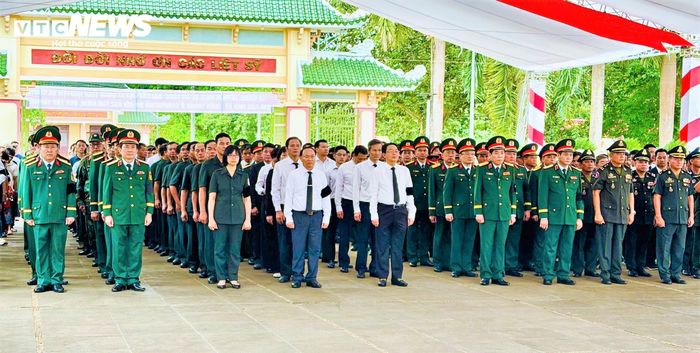 Trong không khí linh thiêng, xúc động, các lãnh đạo Đảng, Chính phủ, Bộ Quốc phòng, Bộ Nội vụ, Ban Chỉ đạo quốc gia về tìm kiếm, quy tập và xác định danh tính hài cốt liệt sĩ; Các đại biểu đến từ Vương quốc Campuchia; Bộ Tư lệnh và Ban Chỉ đạo 515 Quân khu 5; Bộ Tư lệnh Quân đoàn 34, Binh đoàn 15; Lãnh đạo tỉnh, các sở, ban, ngành, đoàn thể của tỉnh Gia Lai; Lãnh đạo các địa phương, đồng bào, chiến sĩ, các cháu thiếu nhi...cùng cầu nguyện cho anh linh 18 liệt sỹ được an nghỉ nơi cõi vĩnh hằng.
