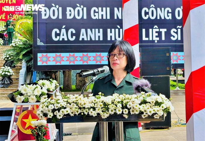 Bà Nguyễn Thị Thanh Lịch, Phó Chủ tịch UBND tỉnh, Trưởng Ban Chuyên trách tỉnh Gia Lai đọc Điếu văn truy điệu.