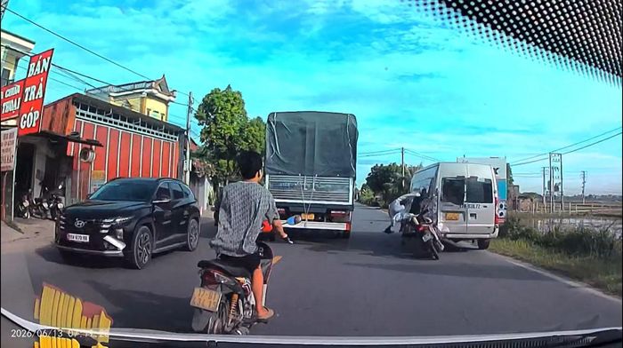 Xe máy tông trúng đuôi xe khách đang đỗ ven đường.