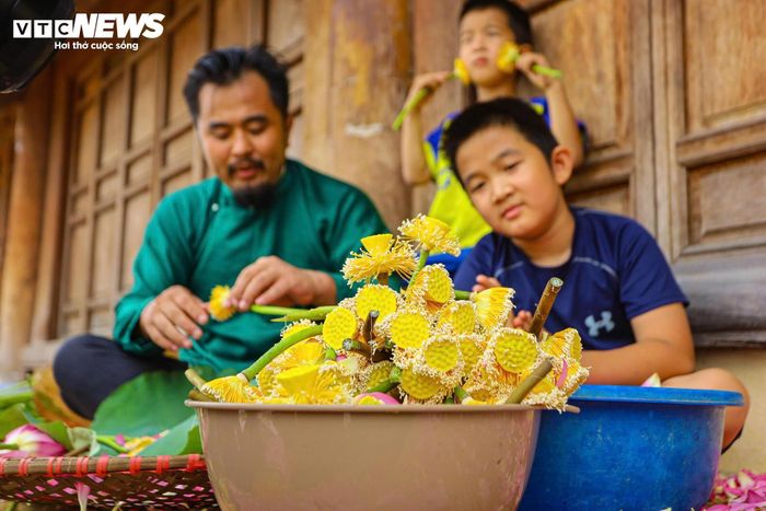 Theo chia sẻ của chủ một đầm sen tại xã Thượng Phúc, để tạo ra mẻ trà sen chất lượng cao, trà phải trải qua 7 lần ủ cùng gạo sen. 