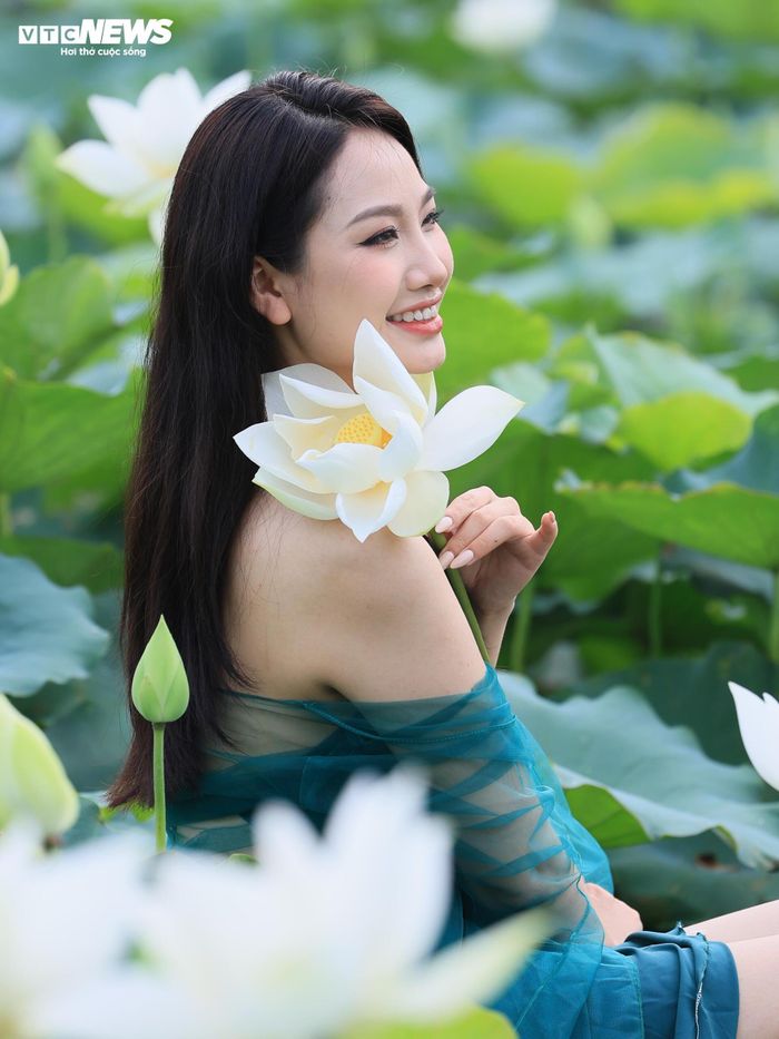 Chị Ngọc Lan (Hà Nội) cho biết sau khi xem hình ảnh đầm sen trắng trên mạng xã hội, chị quyết định tới tận nơi để tham quan và chụp ảnh lưu niệm. Theo chị Lan, sắc trắng của Bạch Liên mang đến cảm giác khác biệt so với những đầm sen thường thấy ở Hà Nội.
