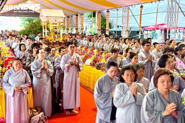 Hàng trăm Phật tử và người dân có mặt tại khu vực đàn tràng, tham dự nghi thức khai kinh, trì tụng kinh Địa Tạng và cầu nguyện cho những người đã khuất.
