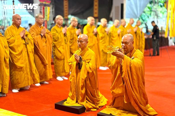 Trong không khí trang nghiêm, các đại biểu, tăng ni, Phật tử và người dân đã dành phút mặc niệm, thành kính tưởng nhớ công lao và sự hy sinh của các anh hùng liệt sĩ, đồng bào yêu nước vì sự nghiệp đấu tranh giải phóng dân tộc và bảo vệ Tổ quốc.